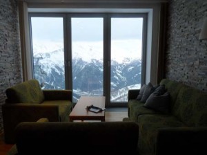 Vom Sofa aus den Blick auf zu Österreichs höchsten Berg und weitere 60 Dreitausender der Hohen Tauern genießen.
