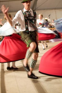 Traditionen und Bräuche rund um die Zugspitze sind beim Festtag Zugspitze mitzuerleben. Auf dem Bild ein traditioneller Schuhplattler. Foto © Markt Garmisch-Partenkirchen.